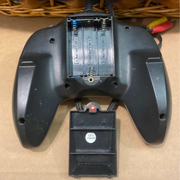 ✅ POLAROID Plug and Play Video Game for Polaroid Portable DVD Players Silver - Picture 2 of 4